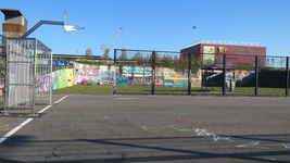 847120 Gezicht op de 'graffitimuur' bij de tijdelijke jongerenplek 'Teen Spot' onder het Berlijnplein bij de ...
